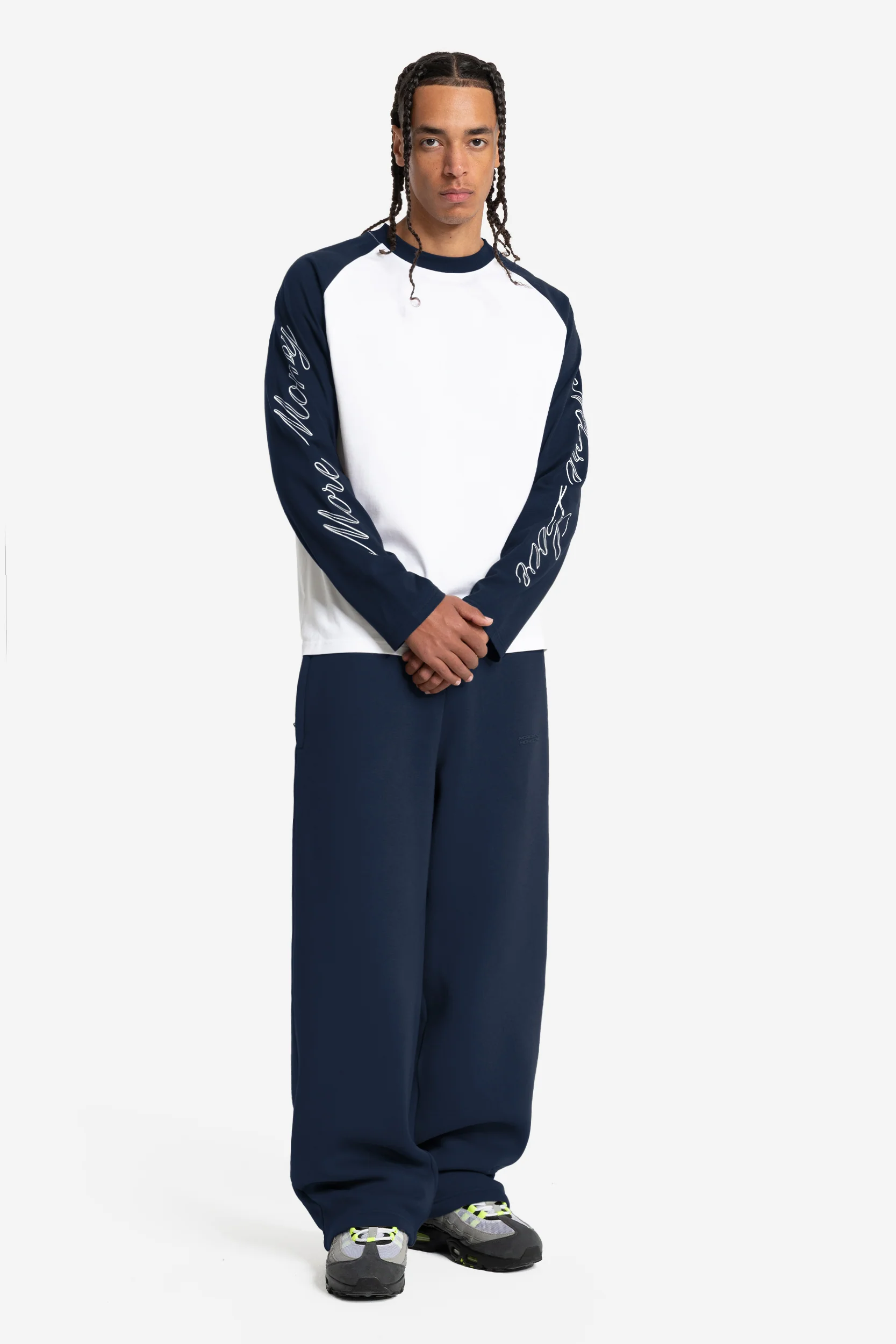 SCRIPT RAGLAN LONGSLEEVE NAVY - Image 4